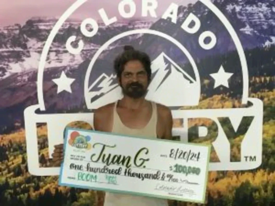 胡安·G. 在 BOOM 刮刮乐上赢得了 100,000 美元的大奖！