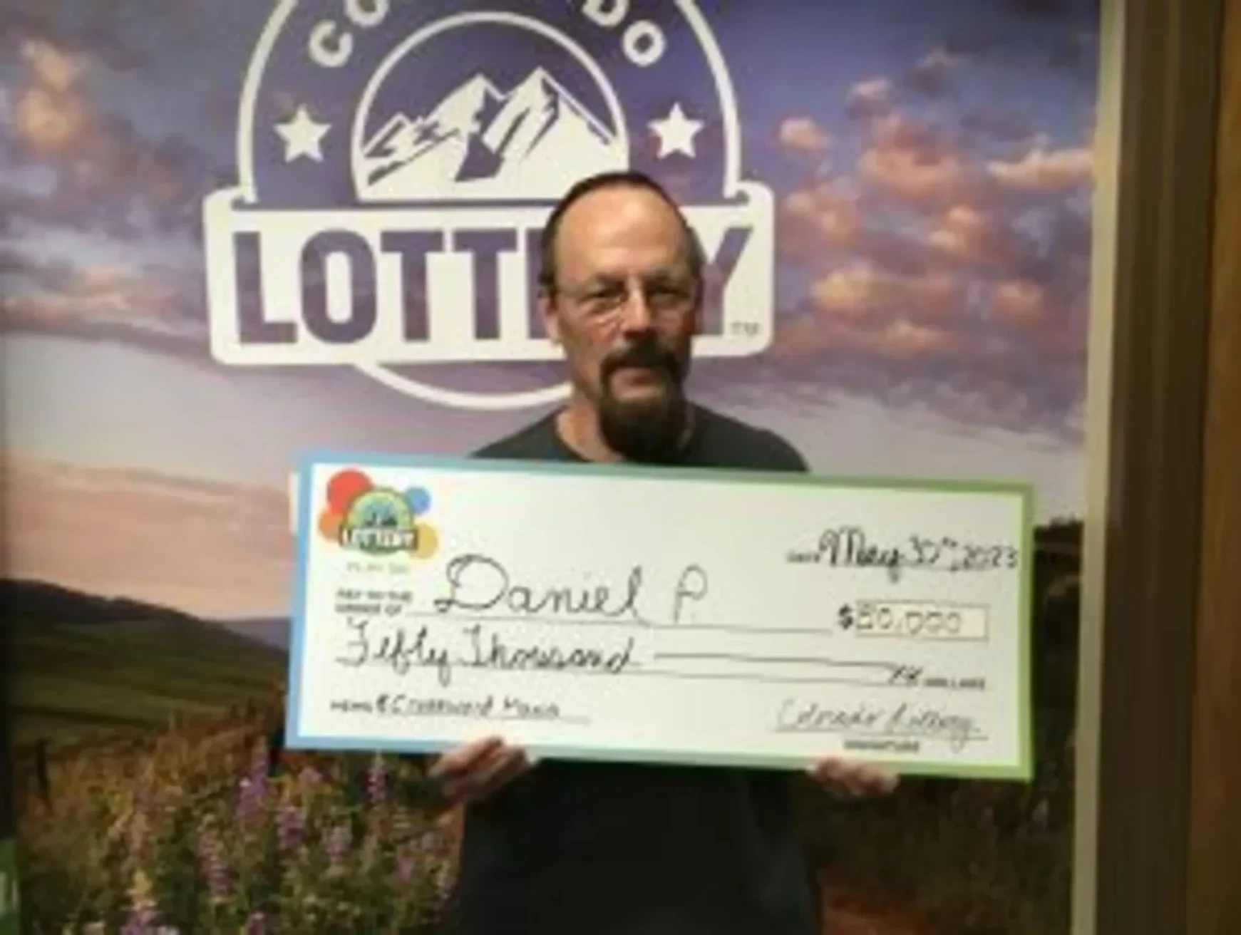 Battlement Mesa 的 Daniel P. 在他的 $250,000 Crossword Mania 刮刮乐票上赢得了
$50,000！